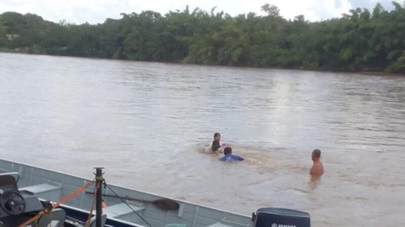 Motorista se perde em Coxim e cai com carro no Rio Taquari