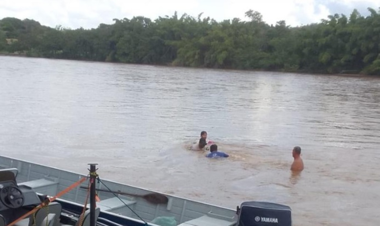 Motorista se perde em Coxim e cai com carro no Rio Taquari