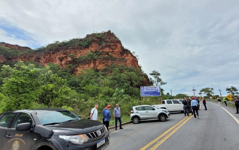 Sinfra libera passagem de vans com 11 passageiros no portão do inferno