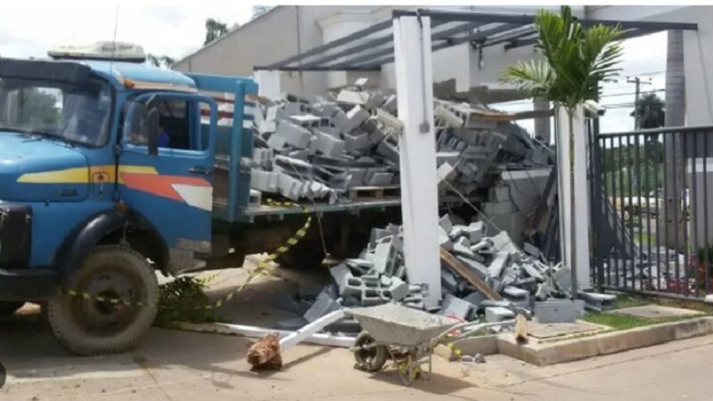 Caminhão desgovernado atinge prédio em Cuiabá e moradores tiveram que sair do local às pressas