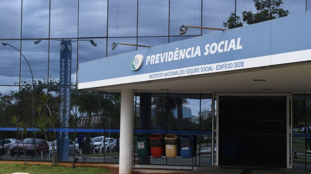 Prazo para INSS conceder benefício volta a obedecer teto pela 1ª vez desde 2020