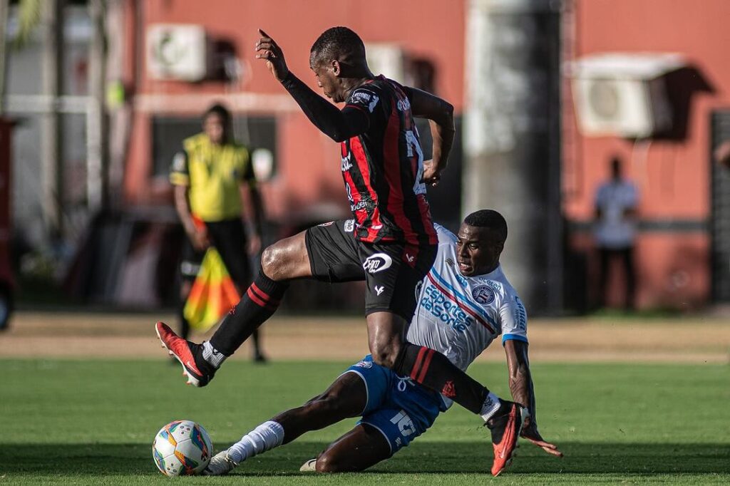 Vitória faz 3 a 2 de virada sobre Bahia em 1º jogo da final do Baianão