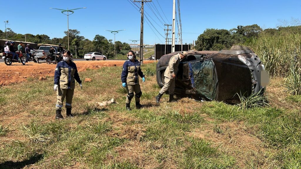 Acidente entre carro de passeio e motocicleta na MT 449 deixa veículos destruídos