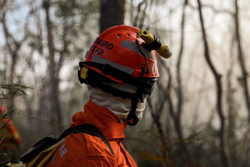 Bombeiros de MT extinguem quatros incêndios florestais e combatem outros 52 nesta terça-feira (10)