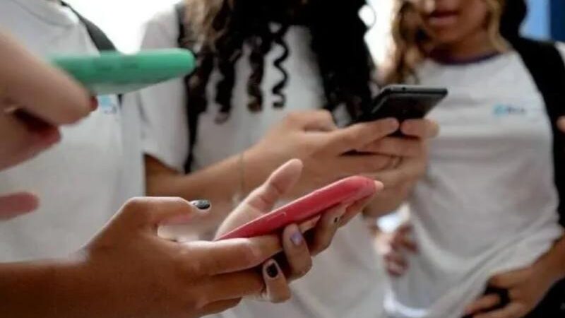 Deputados de MT aprovam em primeira votação projeto de lei que proíbe uso de celular em sala de aula