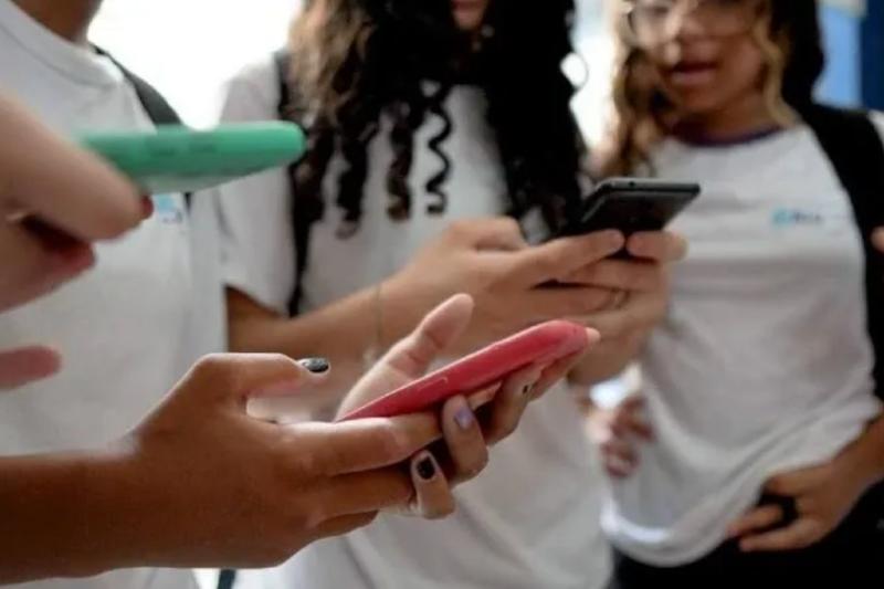 Deputados de MT aprovam em primeira votação projeto de lei que proíbe uso de celular em sala de aula