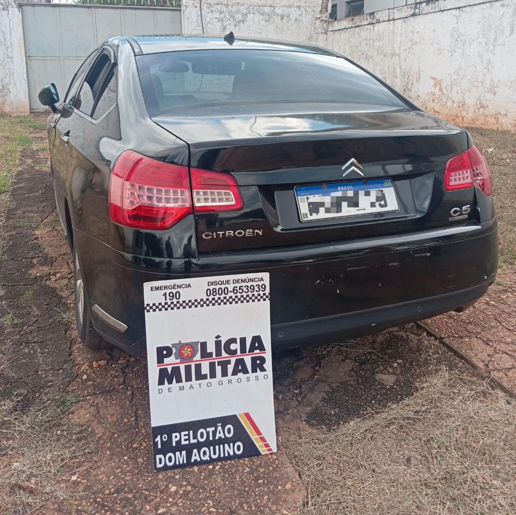 Polícia Militar recupera carro furtado e prende homem por receptação