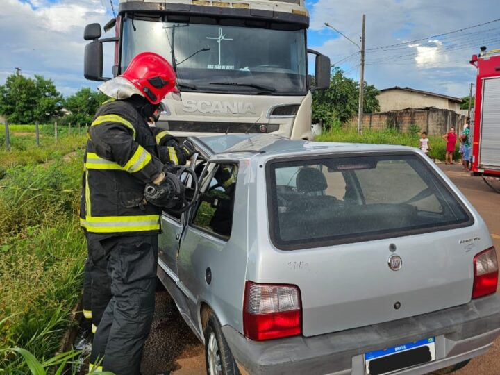 Corpo de Bombeiros retira corpo de vítima presa às ferragens após acidente em estrada