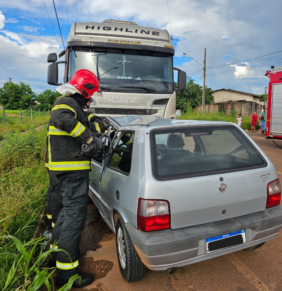 Corpo de Bombeiros retira corpo de vítima presa às ferragens após acidente em estrada