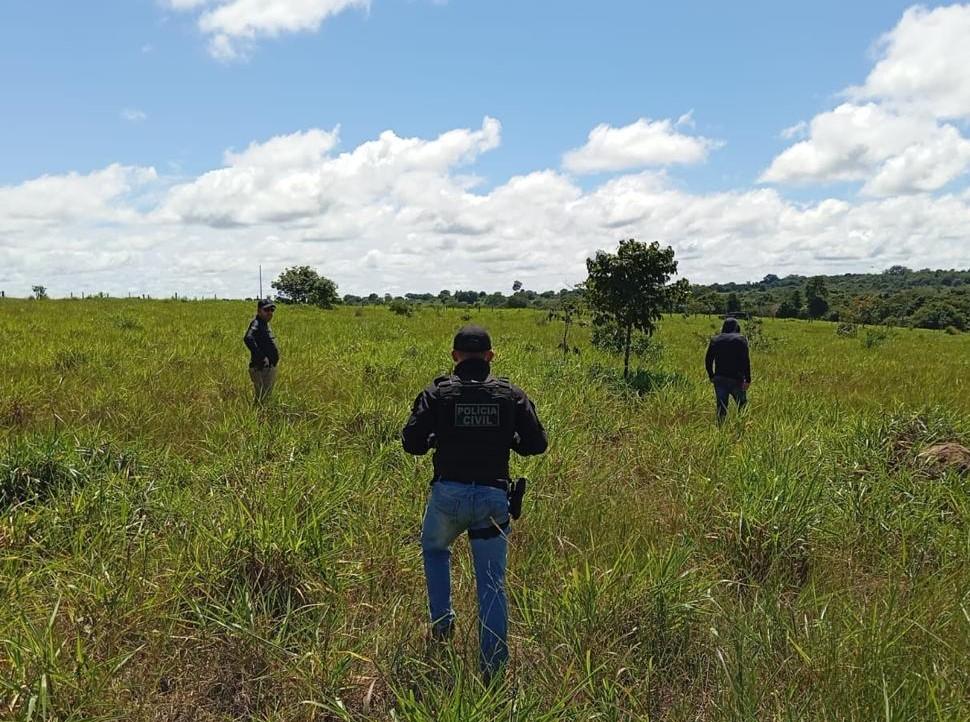 Polícia Civil realiza buscas em área de fazendas para localizar autor de homicídio de casal morto na frente do filho