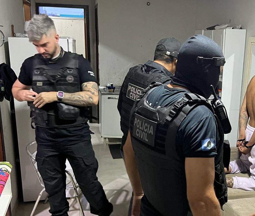 Polícia Civil cumpre mandados contra influencer que usava rede social para promover facção criminosa