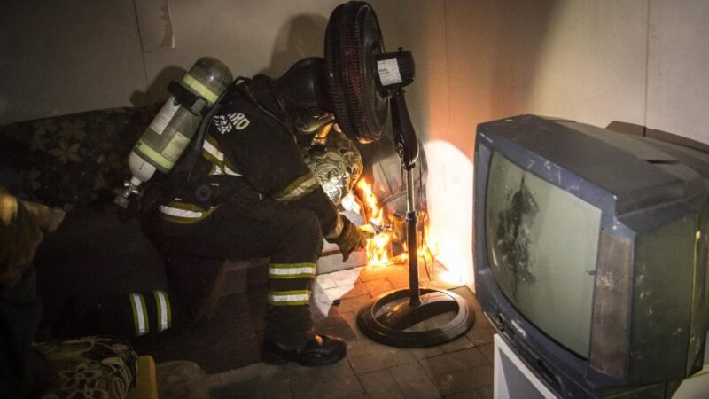 Bombeiros militares extinguem incêndio em apartamento em nova Mutum